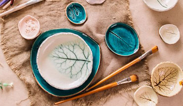 Beautiful finished pottery, main piece has green leaf image